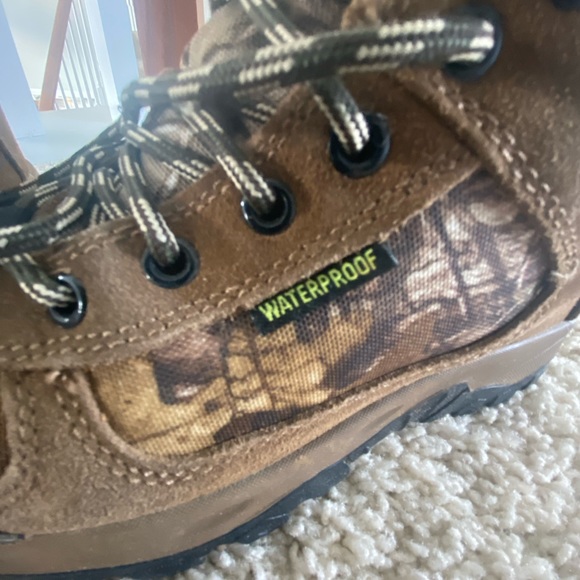 Magellan Outdoors Hiking Boots Boys size 5D ALMOST NEW ! - Picture 4 of 7